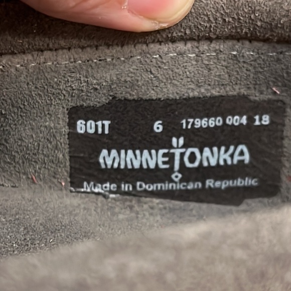 MINNETONKA Suede Moccasins, gray size 6 - Picture 12 of 13